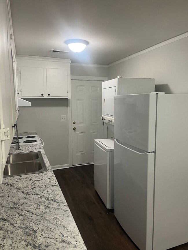 Foto del edificio - Available now. FULLY RENOVATED 2BR/1 BA Ho...