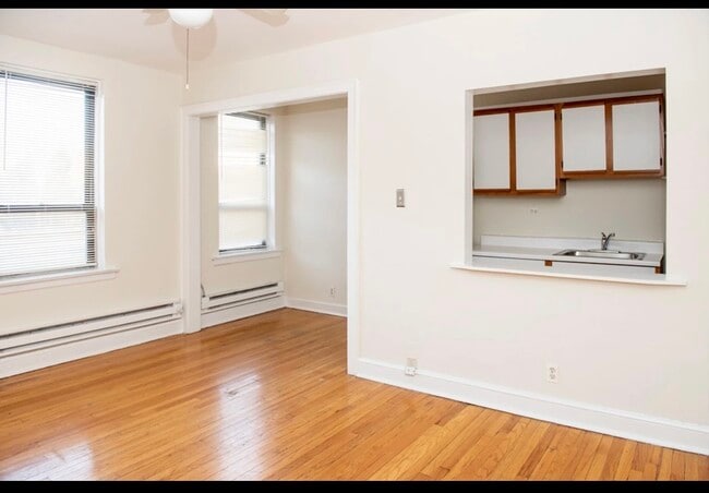 Building Photo - 3345 N Marshfield Ave