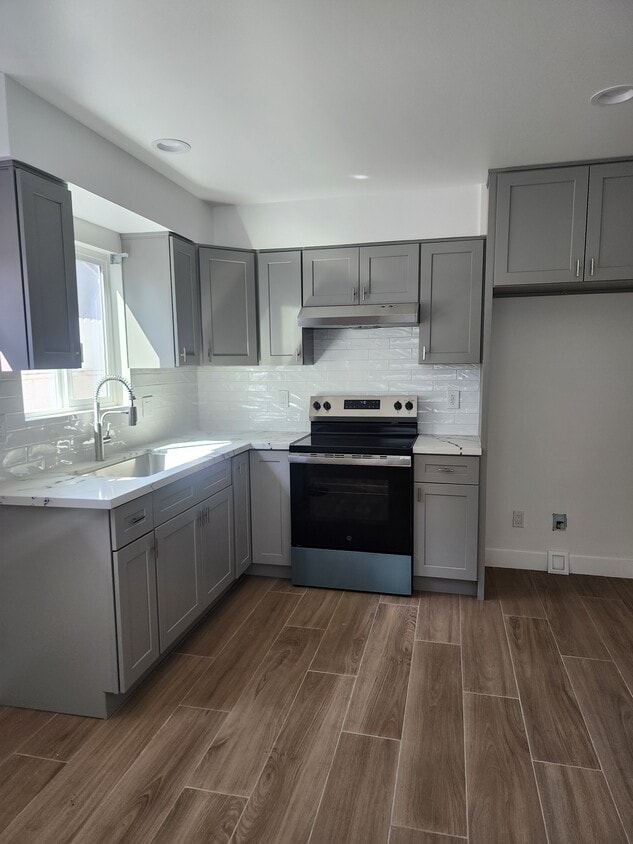 Kitchen - 9680 Beachy Ave