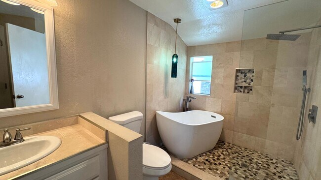 Foto del edificio - La Costa 2 bedroom Just Minutes from the B...