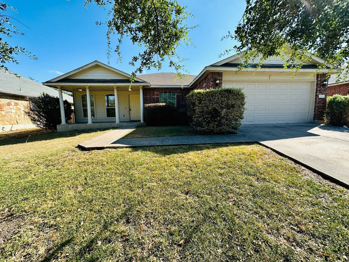 Foto principal - Check out this SWEET 4 bed/2 bath home!