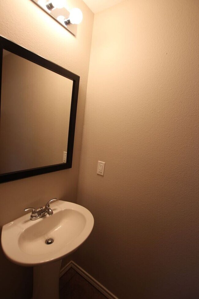 Foto del edificio - Coming Soon: 2 Bed 1.5 Bath Townhome in Li...