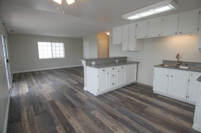 Building Photo - 142 W Marquita