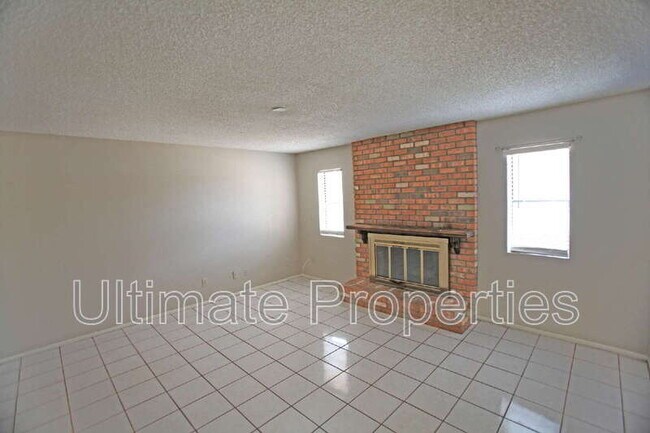 Building Photo - 2808 W Orangewood Ave