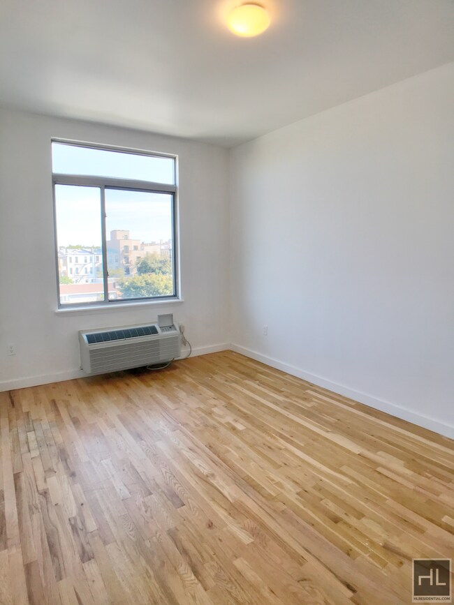 Foto del edificio - 3 Bed 2 Bath with Balcony!