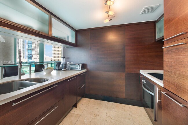 Foto del edificio - 6000 Indian Creek Dr