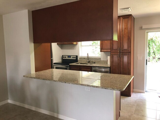 Foto del edificio - Available NOW  - 2/2 Duplex w/ 2 Car Garag...