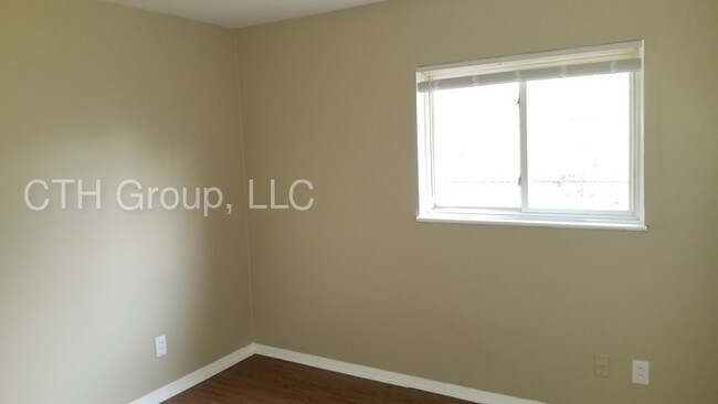 Building Photo - 3072 Huntington Dr