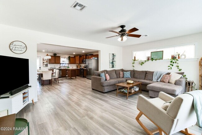 Building Photo - 302 S Morgan Ave