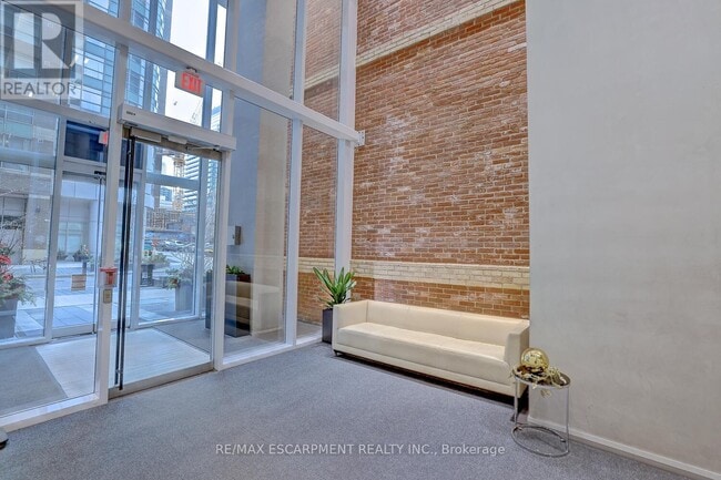 Building Photo - 15 Grenville St