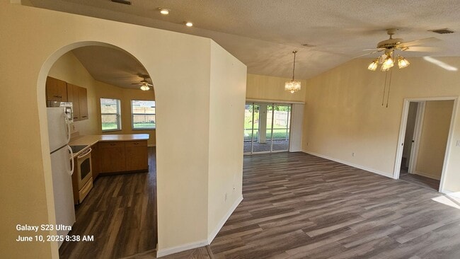 Foto del edificio - Charming 3 Bedroom, 2 Bath, 2 Car Garage H...