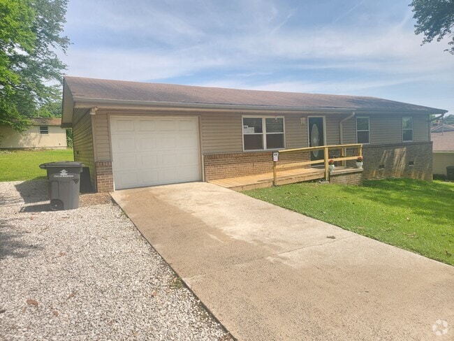 Building Photo - 1605 Woodrow Dr