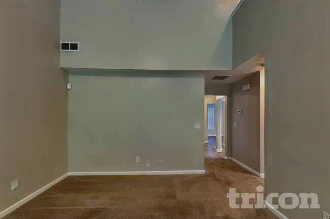 Building Photo - 9598 Lakeview Cir