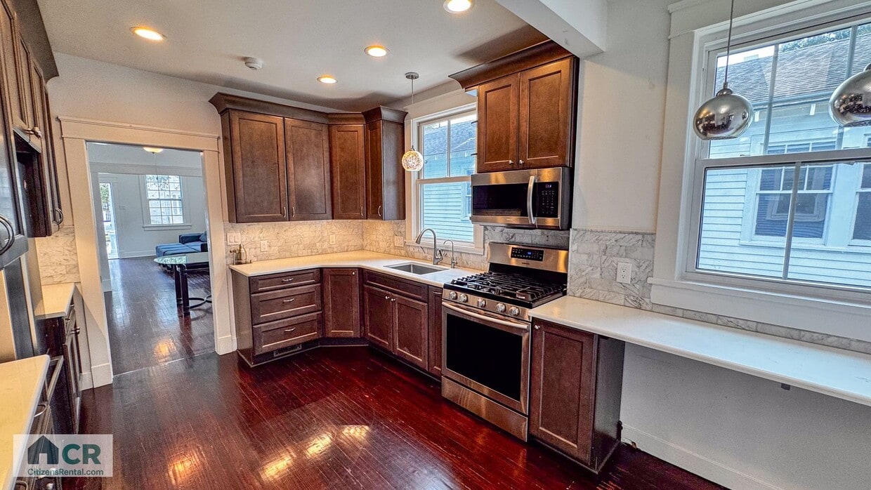 6bd/3ba with Central AC Walking Distance to Campus. Text 727-459-4141 for more info! - 6bd/3ba with Central AC Walking Distance to Campus. Text 727-459-4141 for more info!