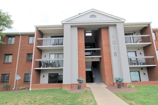 Building Photo - Top floor condo for rent- 3 beds, 2 baths!...