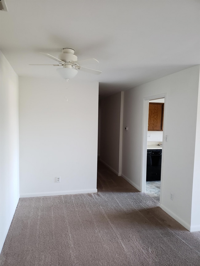 Building Photo - 300 Chapel Ct