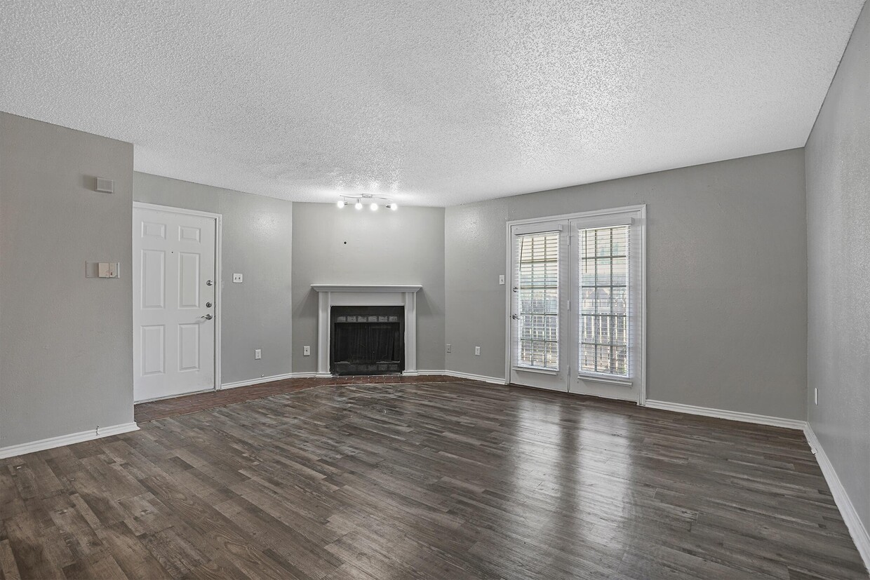 Rolling Hills Place Apartments in Lancaster, TX