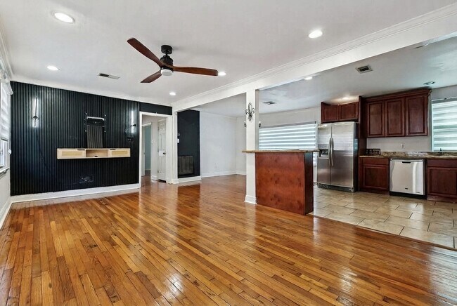 Foto del edificio - 2135 Mirabeau Ave