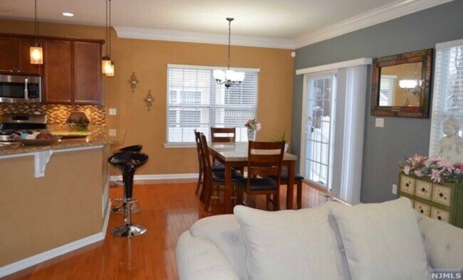 Building Photo - 457 Teneyke Pl
