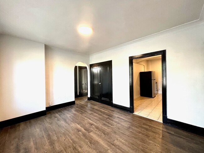 Foto del edificio - 4329 S Grand Blvd