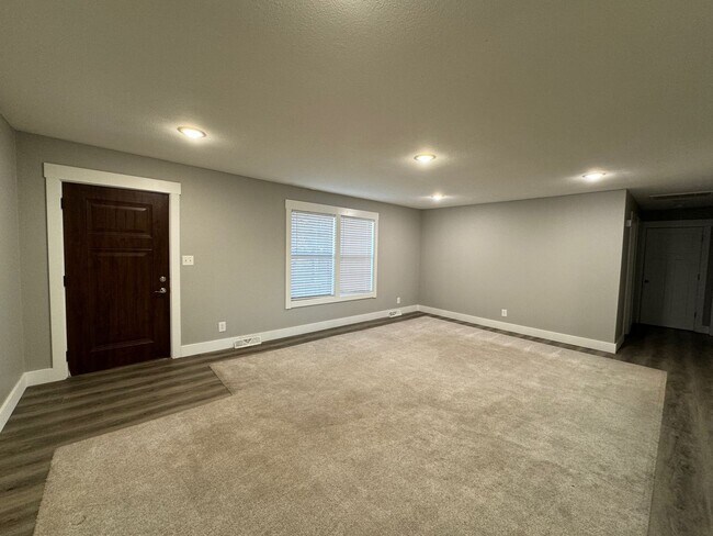Building Photo - Location, Location, Location - 3 Bedroom H...