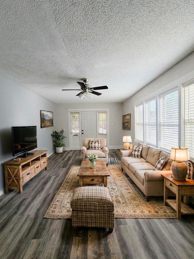 Cozy 2-Bed In Home in Old Colorado City an... - Cozy 2-Bed In Home in Old Colorado City an...