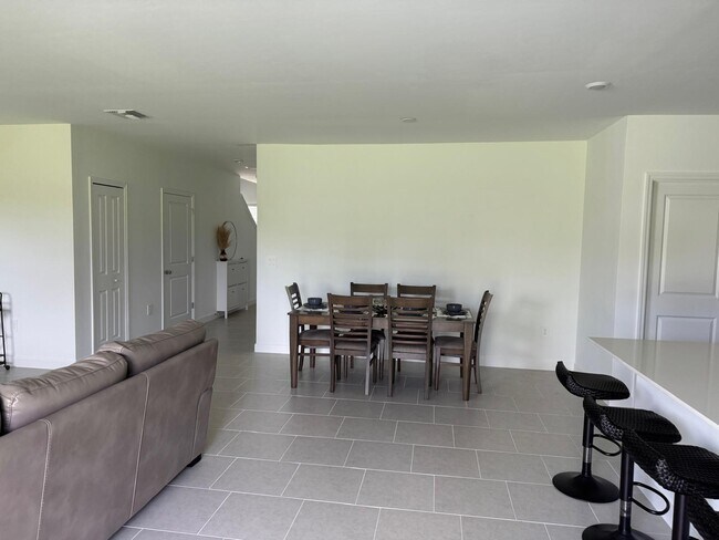 Foto del edificio - 7111 Weeping Pine Dr