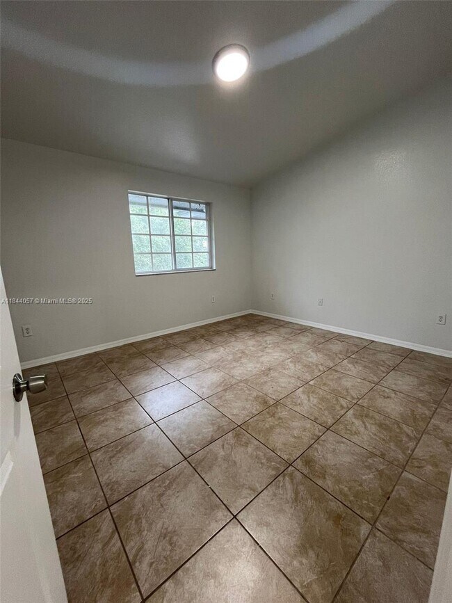 Foto del edificio - 919 SE 16th Ct
