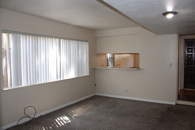 Foto del edificio - 2213 Roselake Ave