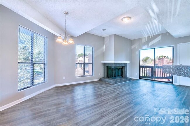 Foto del edificio - 8121 Cedar Glen Dr