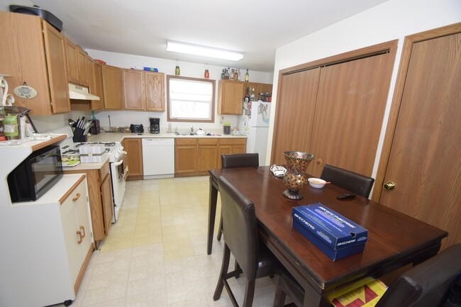 Building Photo - 2 bedroom / 1 bathroom Duplex for Rent in ...