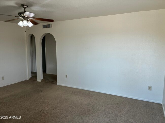 Building Photo - 2930 W Laurel Ln