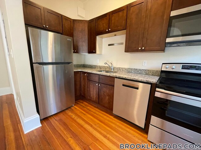 Building Photo - 1463 Beacon St