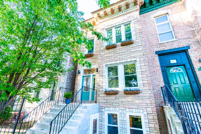 Front of Building - 2448 W Taylor St