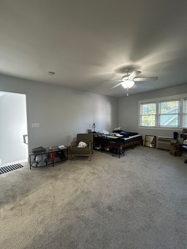 Building Photo - Beautiful 1 bed/1 bath near Duke utilities included and off street parking!