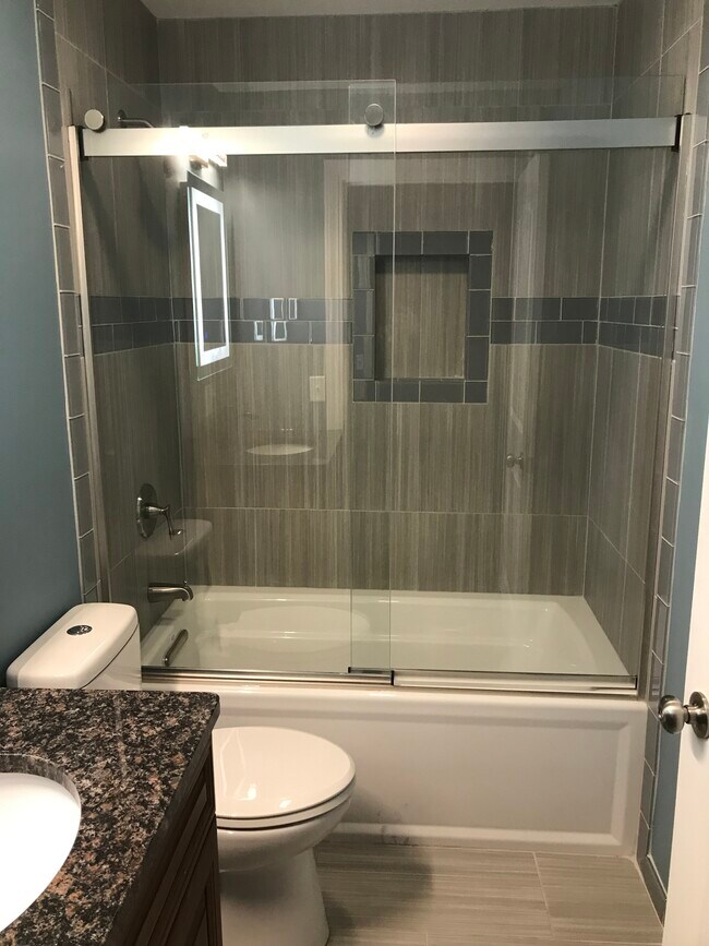 Full bathroom shower - 345 Lincoln Way W