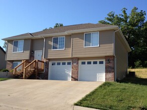 Building Photo - 121 Kale Ct