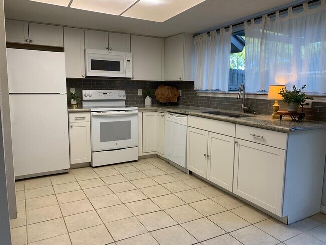 Foto del edificio - 16906 Oxnard Ln