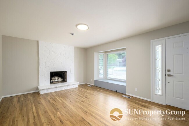 Building Photo - Stunning Remodeled Home in Desirable Cottonwood Heights!