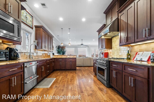 Building Photo - 4 br, 3.5 bath House - 305 32nd Avenue South