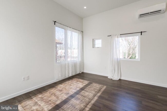 Foto del edificio - 5303 Chester Ave