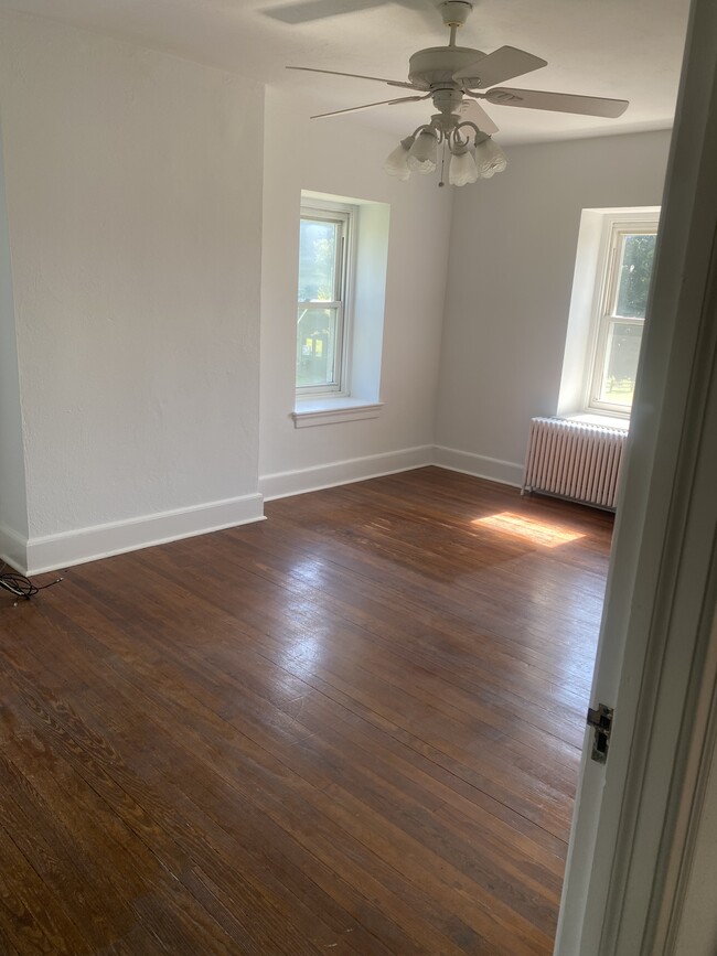 Living room - 484 E London Grove Rd