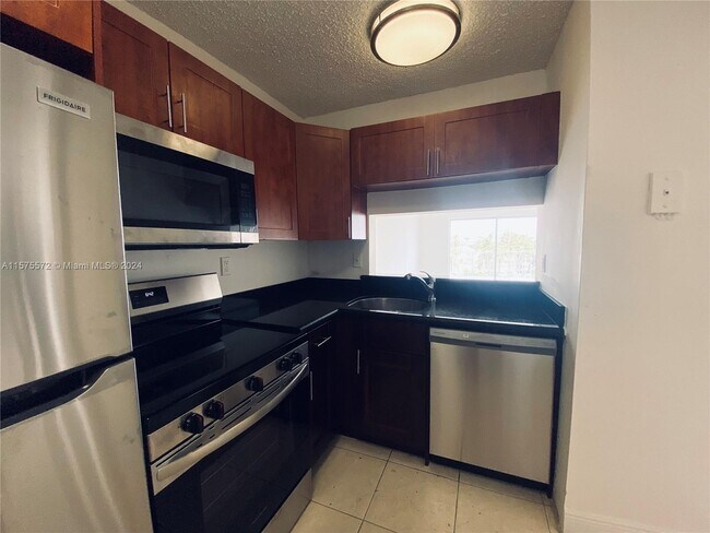 Foto del edificio - 484 NW 165th St