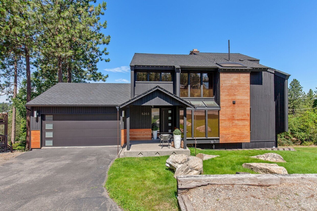 Foto principal - Beautifully Remodeled Execute View Home