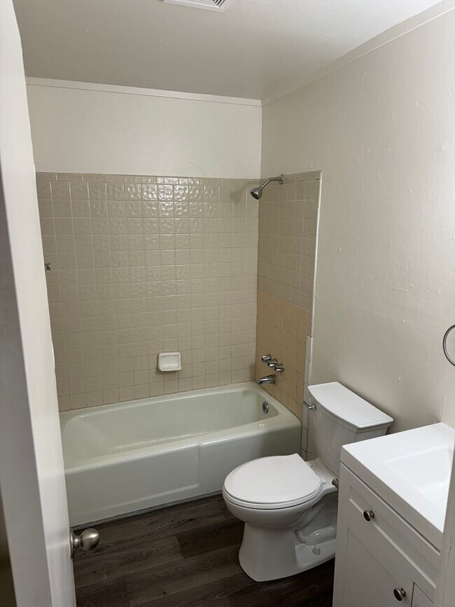 Building Photo - Newly remodeled Apartment in Sunnyside!