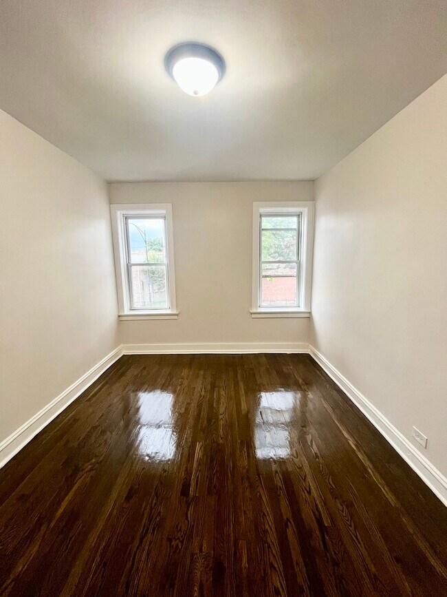 Foto del edificio - 3705 W Division St