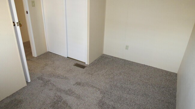 Building Photo - 1308 S 76th Pl
