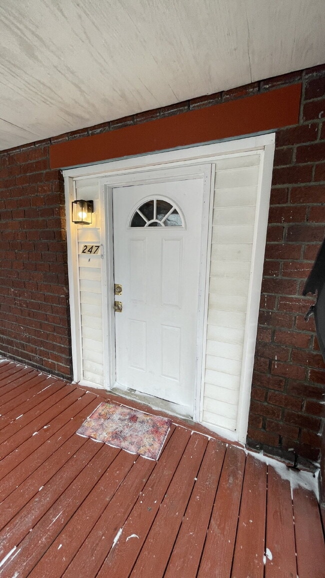 Building Photo - Cozy, Updated 1-Bed Apartment Near Downtown Sharon with In-Unit Laundry!