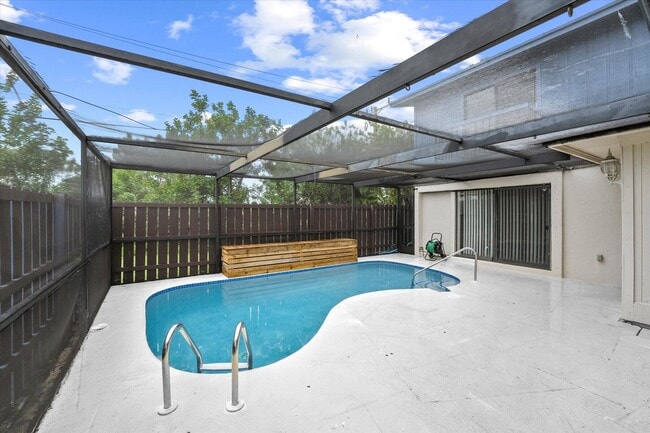 Foto del edificio - 4749 Holly Lake Dr