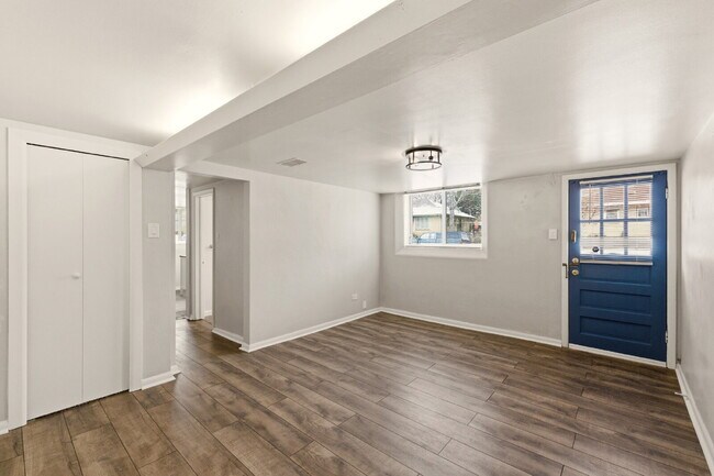 Foto del edificio - Price Drop! Renovated studio with garage + utilities included! Modern kitchen with island, update...